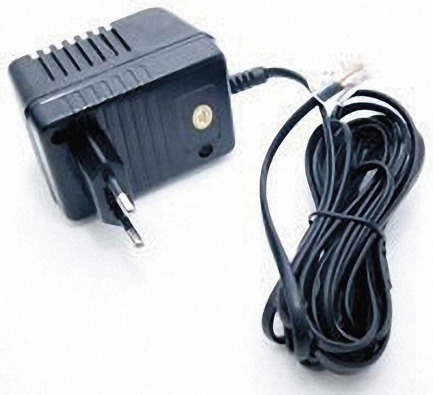 Ein schwarzes Netzteil mit Eurostecker und langem Kabel, aufgerollt daneben. Das Gerät ist leicht geneigt dargestellt.