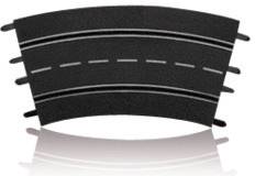 Ein kurvenförmiges Autobahnstück mit drei Fahrspuren; in der Mitte gestrichelte Linie, daneben zwei durchgezogene Linien.