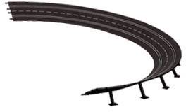 Eine gebogene Straße ohne Geländer, die abrupt endet. Straße auf Stützen gehalten, andeutend ein nicht abgeschlossenes Bauprojekt.