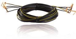 Ein Bündel schwarzer Kabel mit gelben Markierungen, lose zu einer Schleife gebunden, mit mehreren offenen Enden.