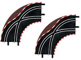 Zwei schwarze Schienenkurven mit weißen Fahrstreifen und rot-weißen Randmarkierungen für ein Autorennbahn-Set.