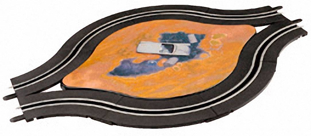 Spielzeugrennstrecke in Form einer liegenden Acht mit einem kleinen silbernen Auto in der Mitte.