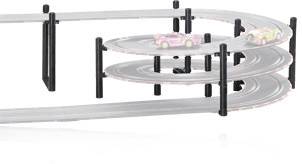 Spielzeug-Autorennbahn mit spiralartiger Strecke. Zwei Rennautos, eins rosa und eins gelb-orange, fahren auf verschiedenen Ebenen.