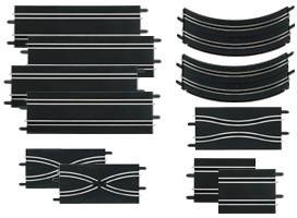 Mehrere schwarze Spielzeugautobahnteile mit unterschiedlichen Formen: gerade, gebogene und kreuzende Streckenstücke. Sie sind modular und verbinden sich.