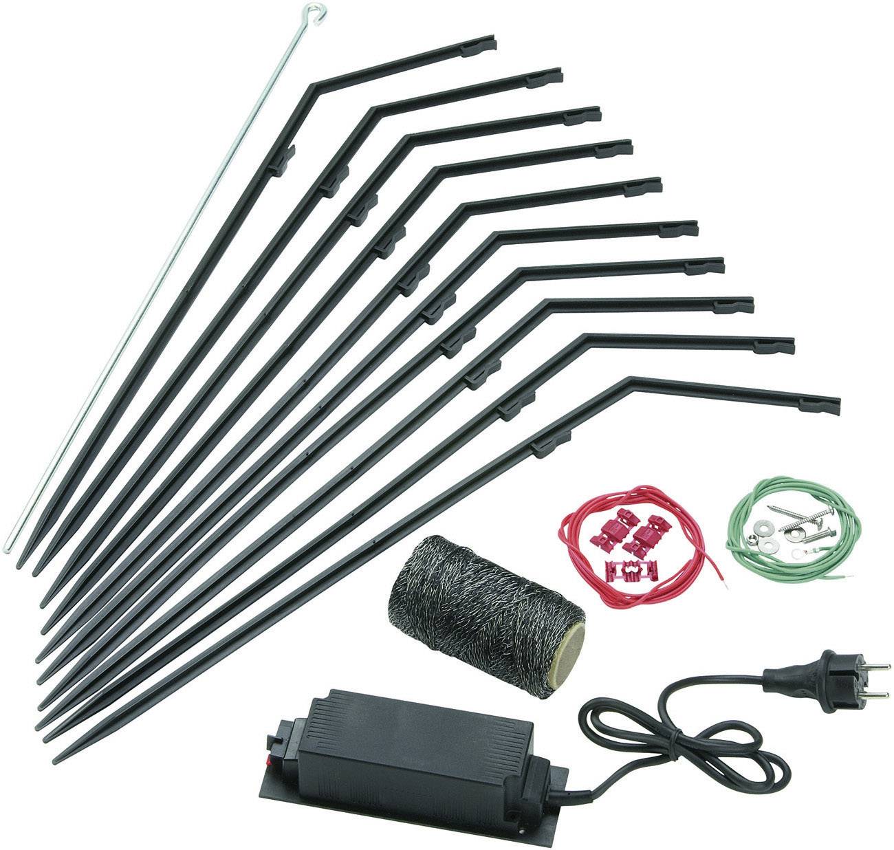 Ein Vogelschutz-Kit mit schwarzen Stangen, Bindfaden, Haken, roten Klemmen, grünen Drähten und Netzanschlussgerät.