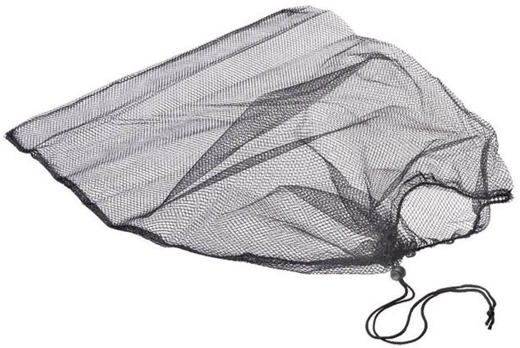 Ein schwarzer Netzbeutel mit Kordelzug, flach auf einer weißen Oberfläche liegend.