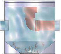 Eine Grafik zeigt einen Querschnitt eines Abwassersystems mit Rohren und Sedimentablagerungen auf dem Boden.