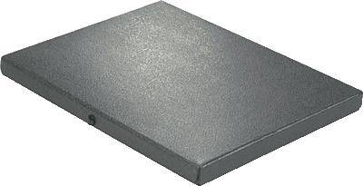 Eine flache rechteckige Platte mit glatter, metallischer Oberfläche.