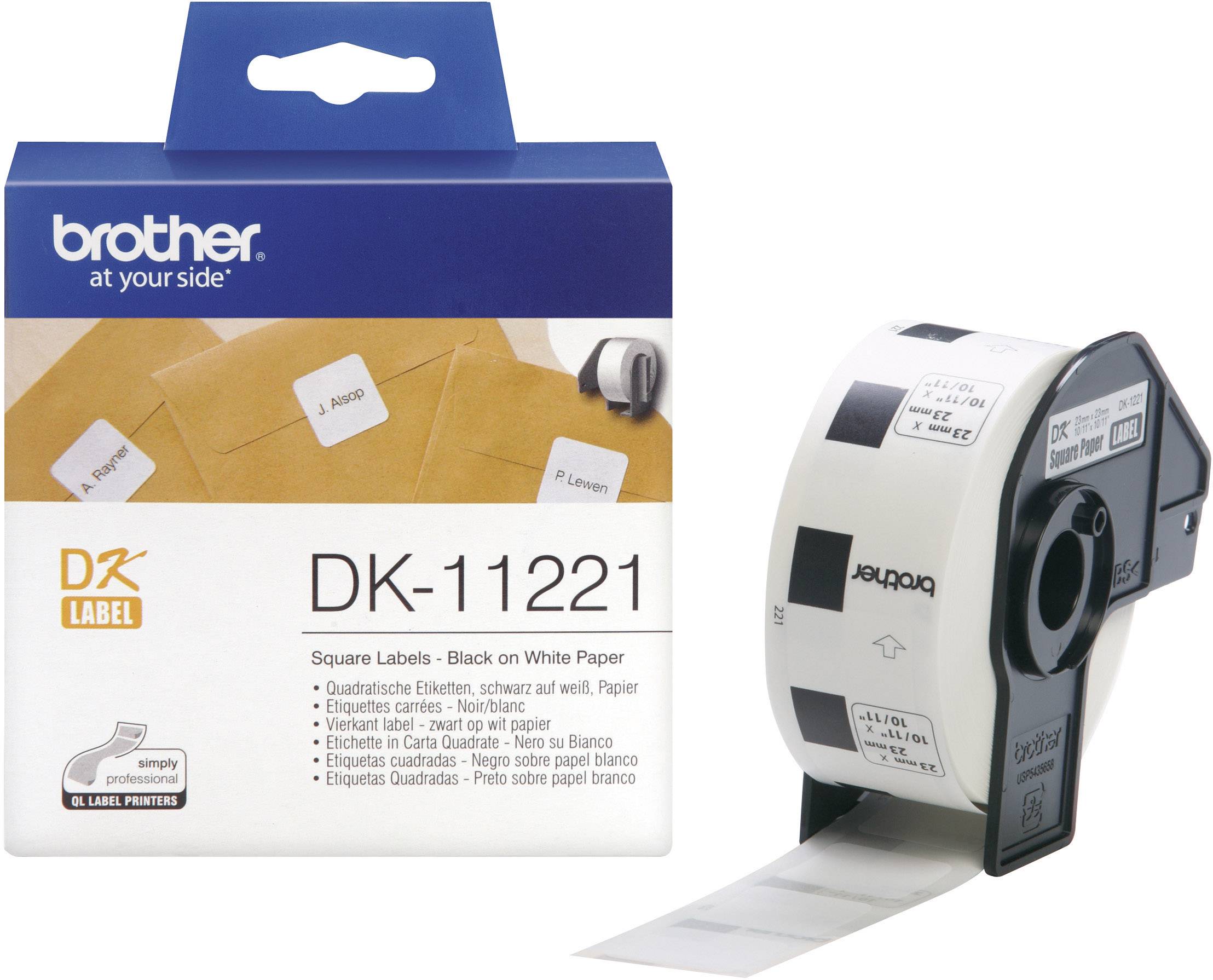 Eine Box Brother DK-11221 mit quadratischen Etiketten, schwarz auf weißem Papier, und eine Rolle Etiketten neben der Box.