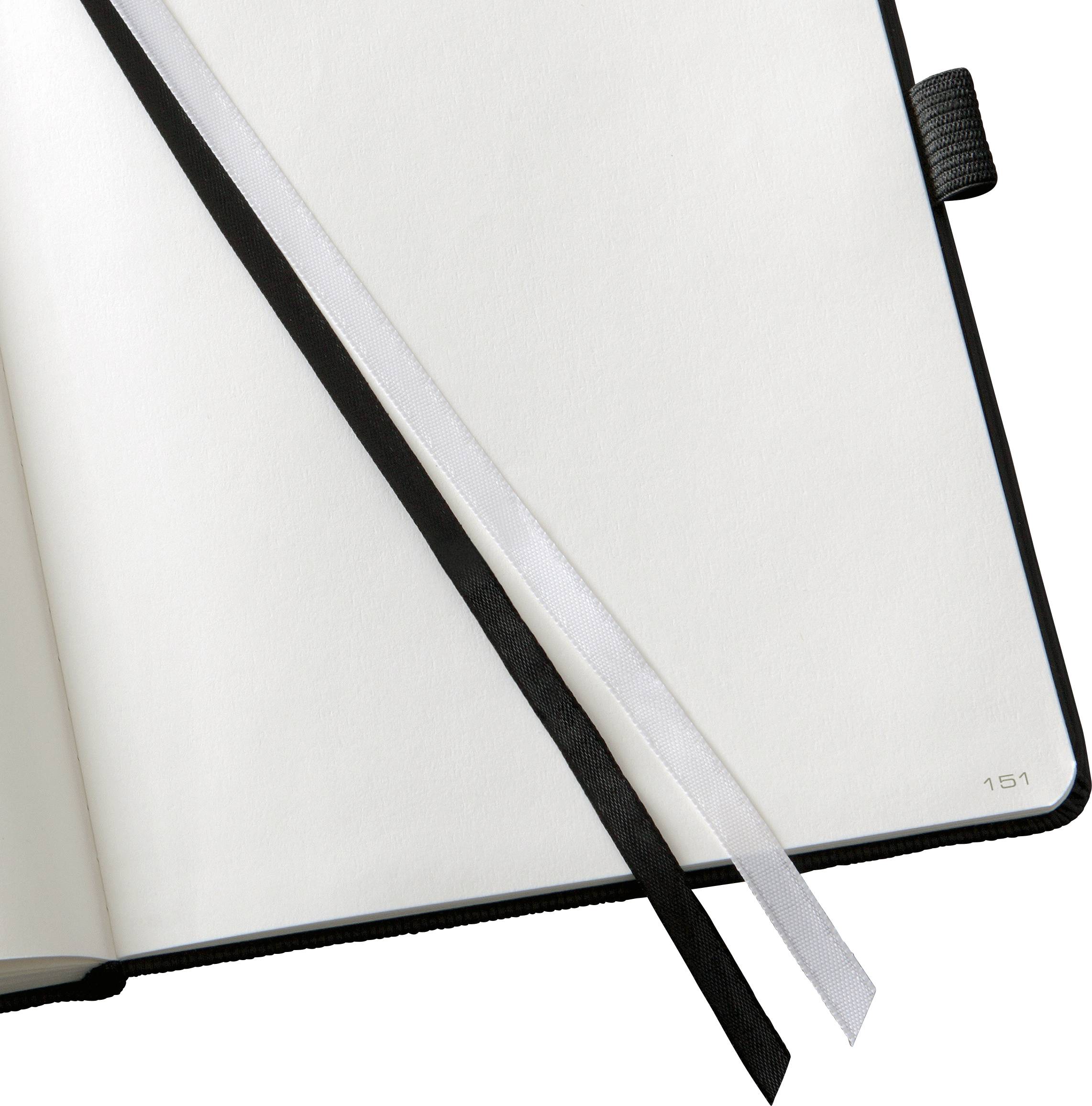 Offenes leeres Notizbuch mit weißem und schwarzem Lesebändchen, zeigt Seite 151. Passend zum Schreiben oder Zeichnen.