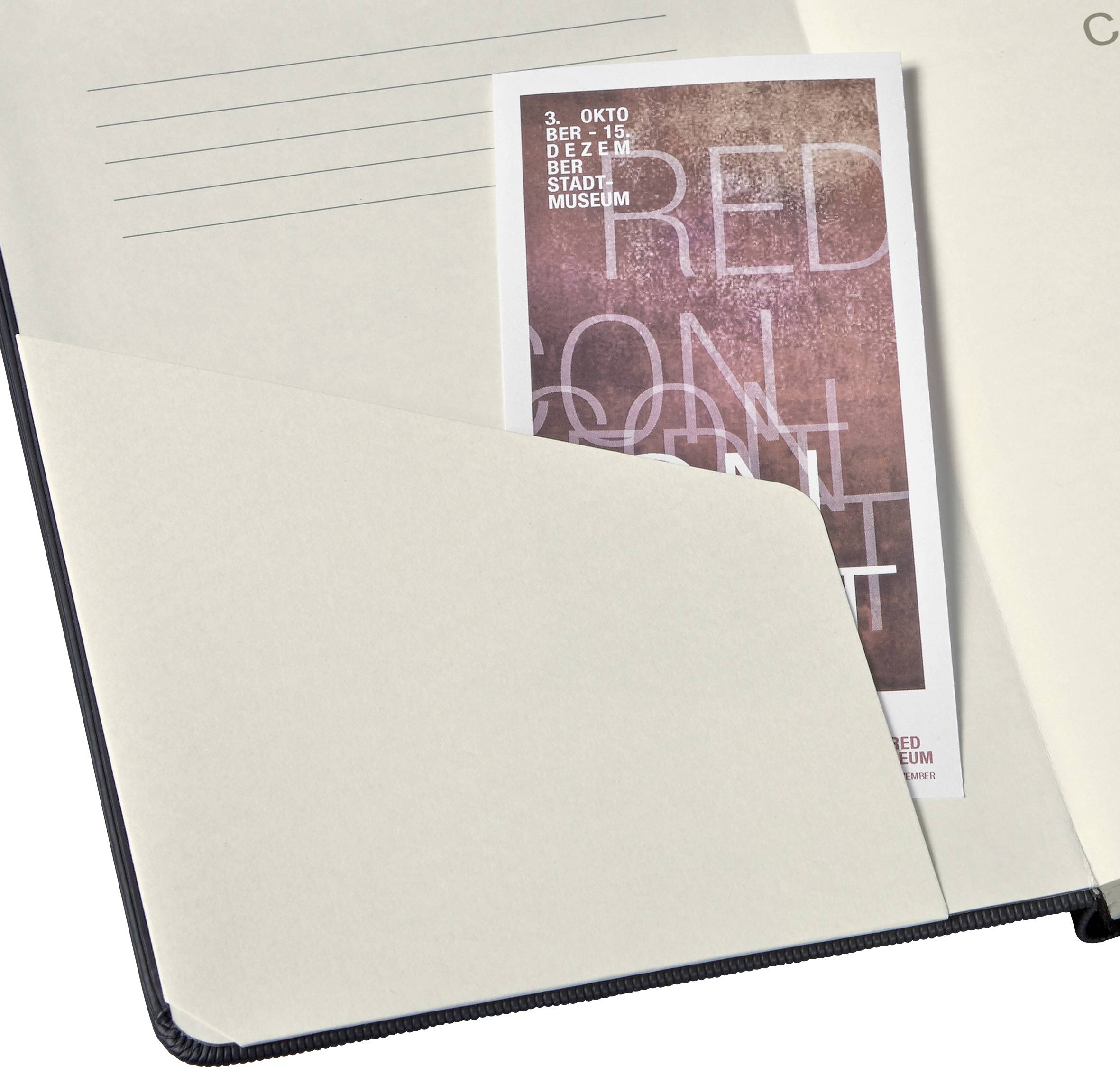 Postkarte in einem Notizbuch. Auf der Postkarte steht 'BERLIN STADTMUSEUM' und 'OKTOBER'. Der Hintergrund ist rot mit verblasstem Text.
