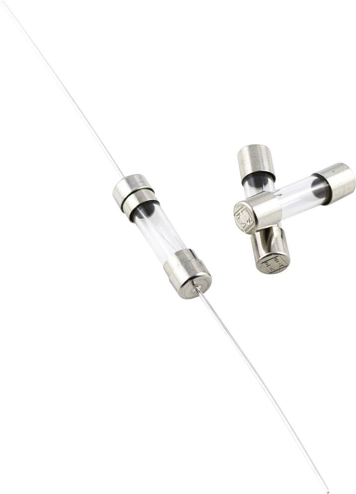 Drei Glassicherungseinsätze mit Metallkappen, einer liegt horizontal, zwei stehen gekreuzt.