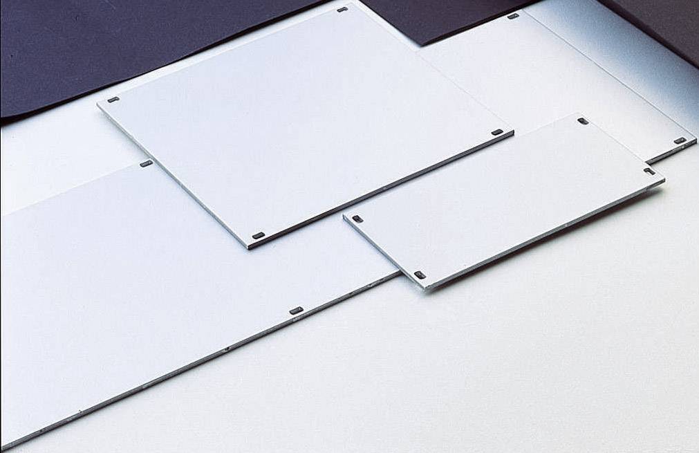 Vier weiße Aluminiumplatten, rechteckig und unterschiedlich groß, liegen auf einem Tisch. Einige sind leicht übereinander gestapelt.
