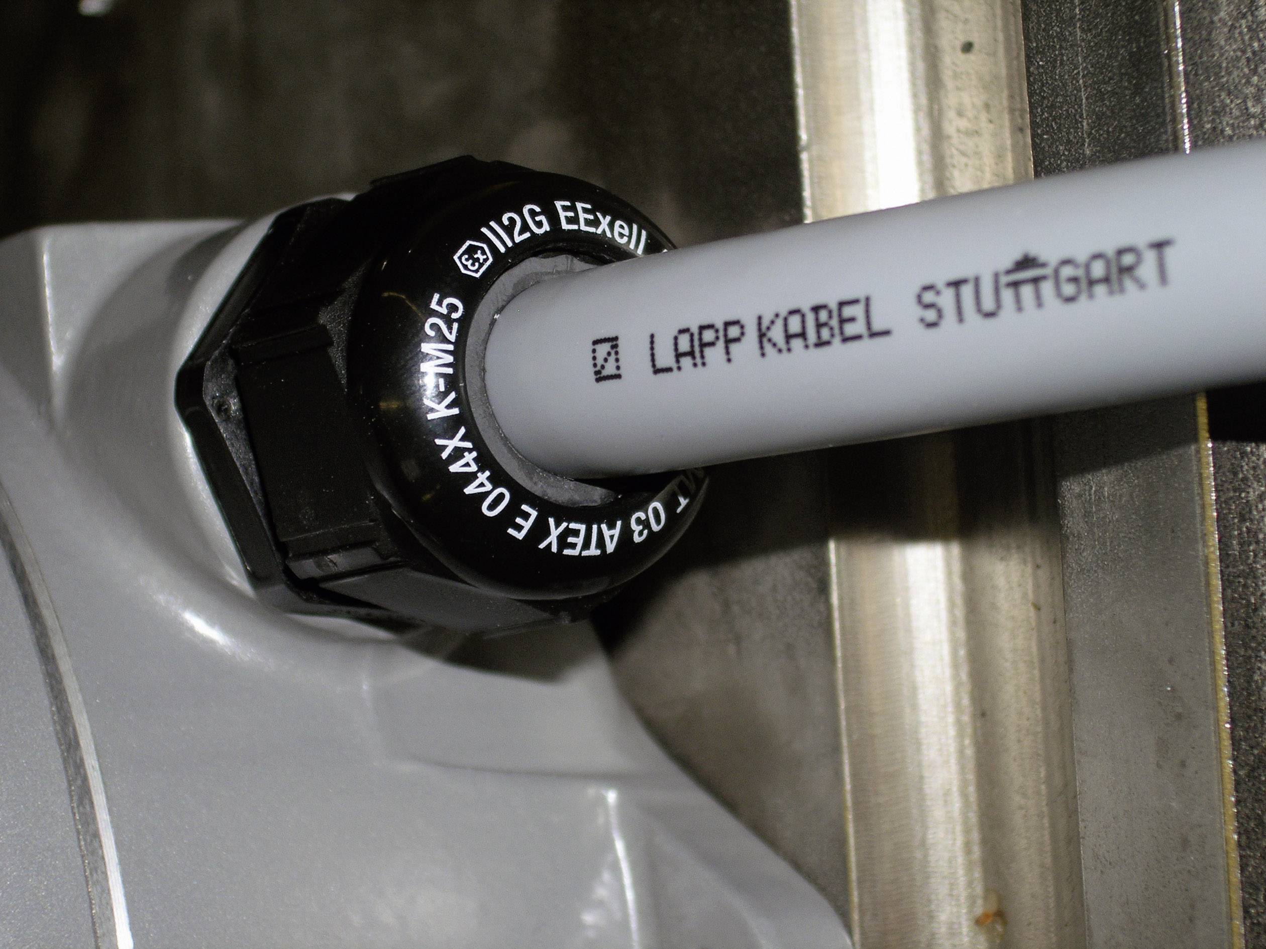 Ein dickes Kabel ist an einem Anschluss angeschlossen. Auf dem Kabel steht 'Lapp Kabel Stuttgart'.
