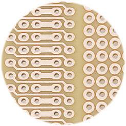 Nahaufnahme einer runden Leiterplatte mit Reihen von Kupferkontakten und Löchern, die für elektronische Schaltungen verwendet werden.