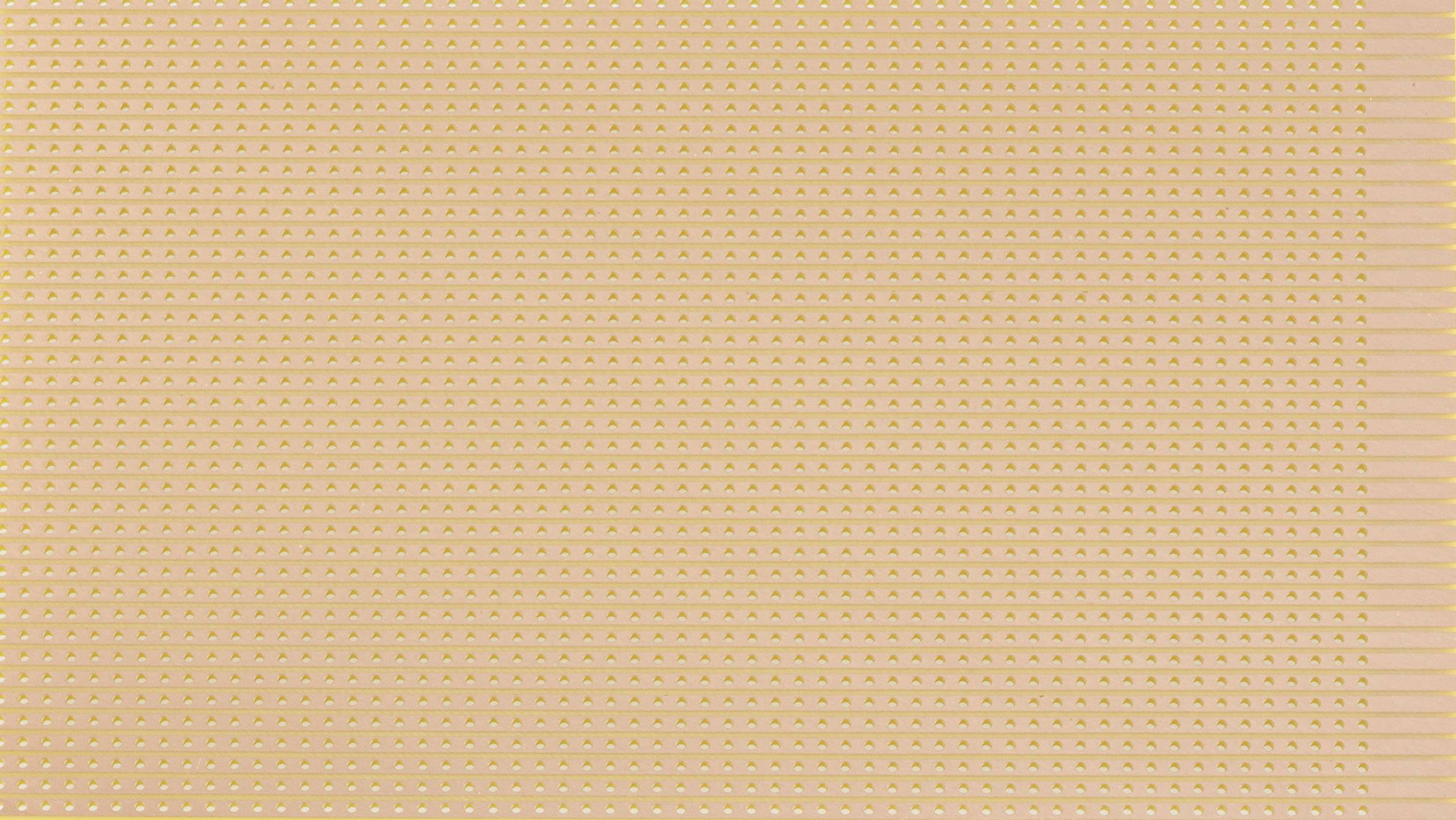 Eine beige Textur mit kleinen, regelmäßigen Löchern in geraden Linienmuster, die gleichmäßig über die Fläche verteilt sind.