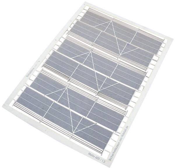 Ein Blatt mit Silizium-Solarzellen, erkennbar an den blauen quadratischen Zellen und den silbernen Leiternetzmustern.