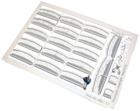 Ein Mann sitzt in einem weißen Stadion mit leeren Sitzreihen auf einem Modellbogen.