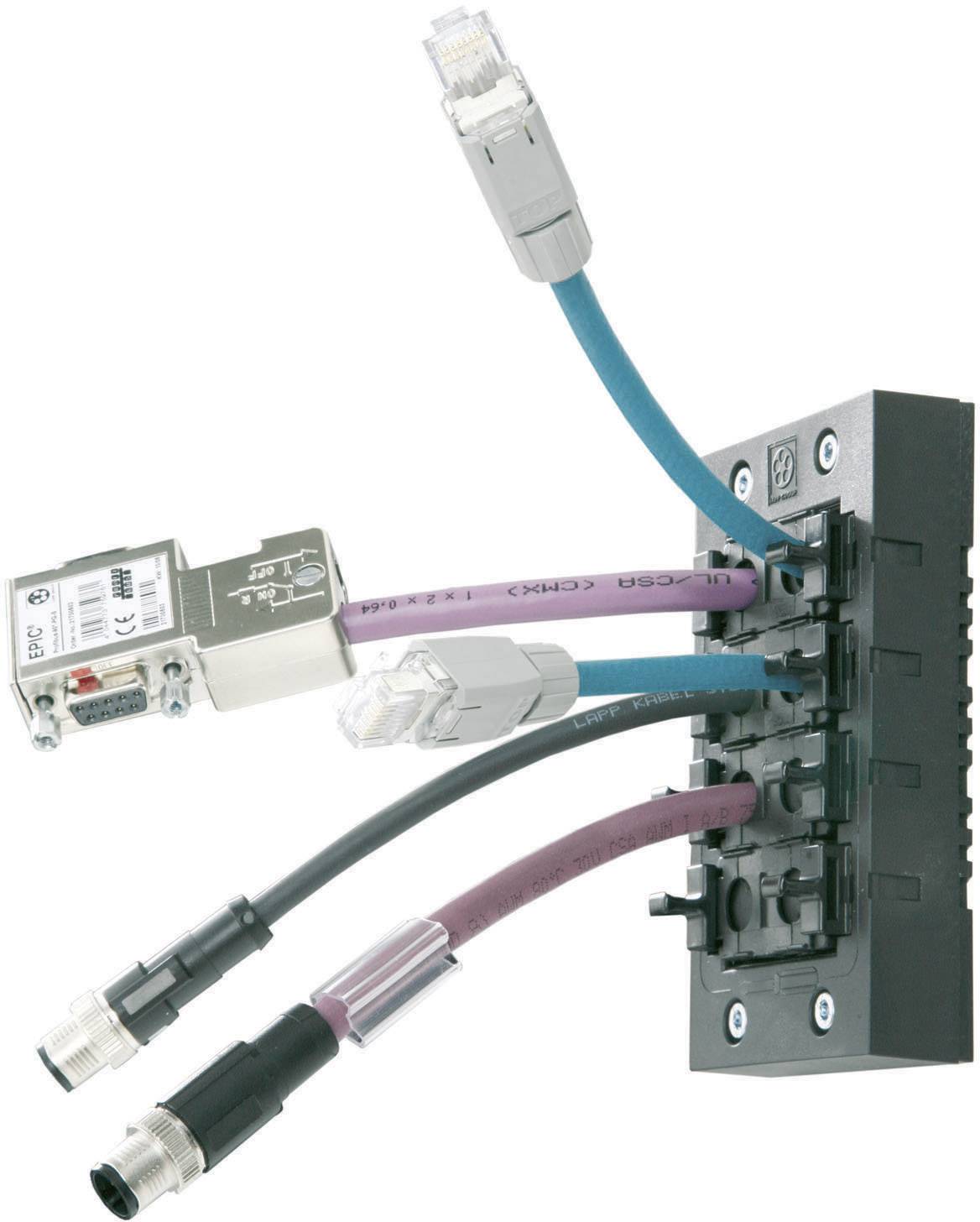 Ein Schalttafeleinsatz mit sechs angebrachten Kabeln, die für Ethernet- und M12-Anschlüsse ausgelegt sind.