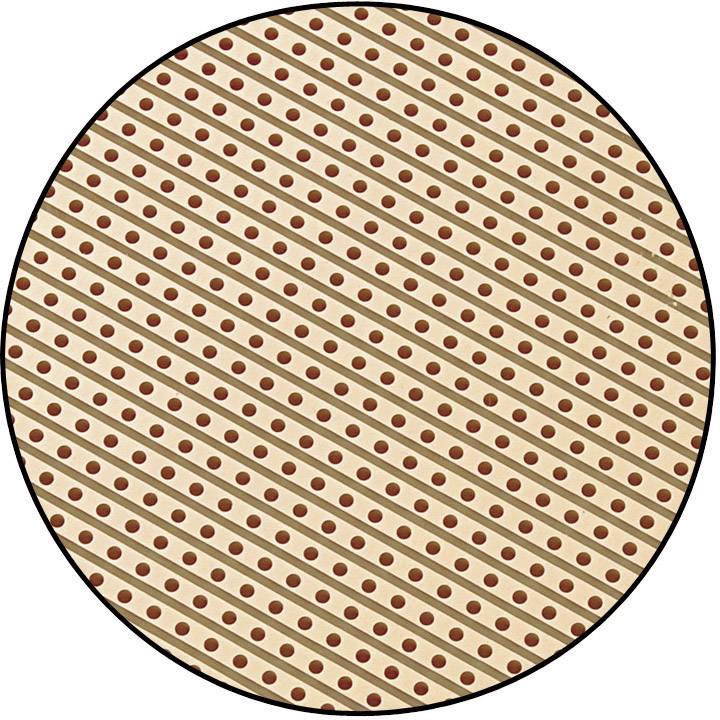 Rundes Pflaster mit diagonalen Streifen und gleichmäßig verteilten kleinen Löchern, möglicherweise zur besseren Belüftung.