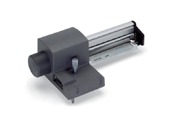Kompaktes, rechteckiges Gerät mit einem Schalter und zwei parallel verlaufenden Metallstreben, möglicherweise ein mechanisches Werkzeug.