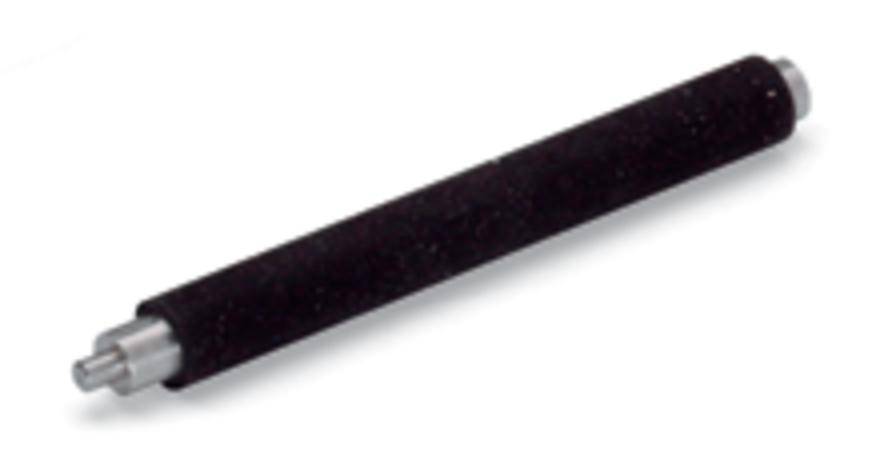 Eine schwarze Rolle mit metallischen Enden, die möglicherweise für technische oder maschinelle Anwendungen verwendet wird.