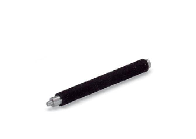Schwarze Rolle mit silbernen Enden auf weißem Hintergrund, möglicherweise Teil eines technischen Geräts.
