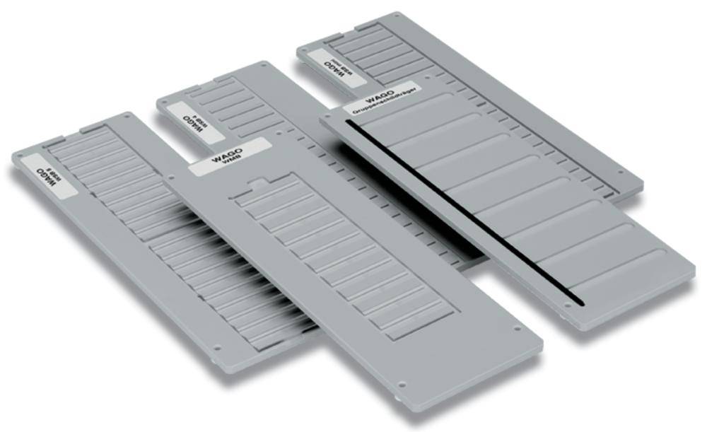 Vier graue Plastikkassetten für Mikroskop-Probenlagerung, übereinander angeordnet. Jede Kassette hat beschriftete Etiketten.