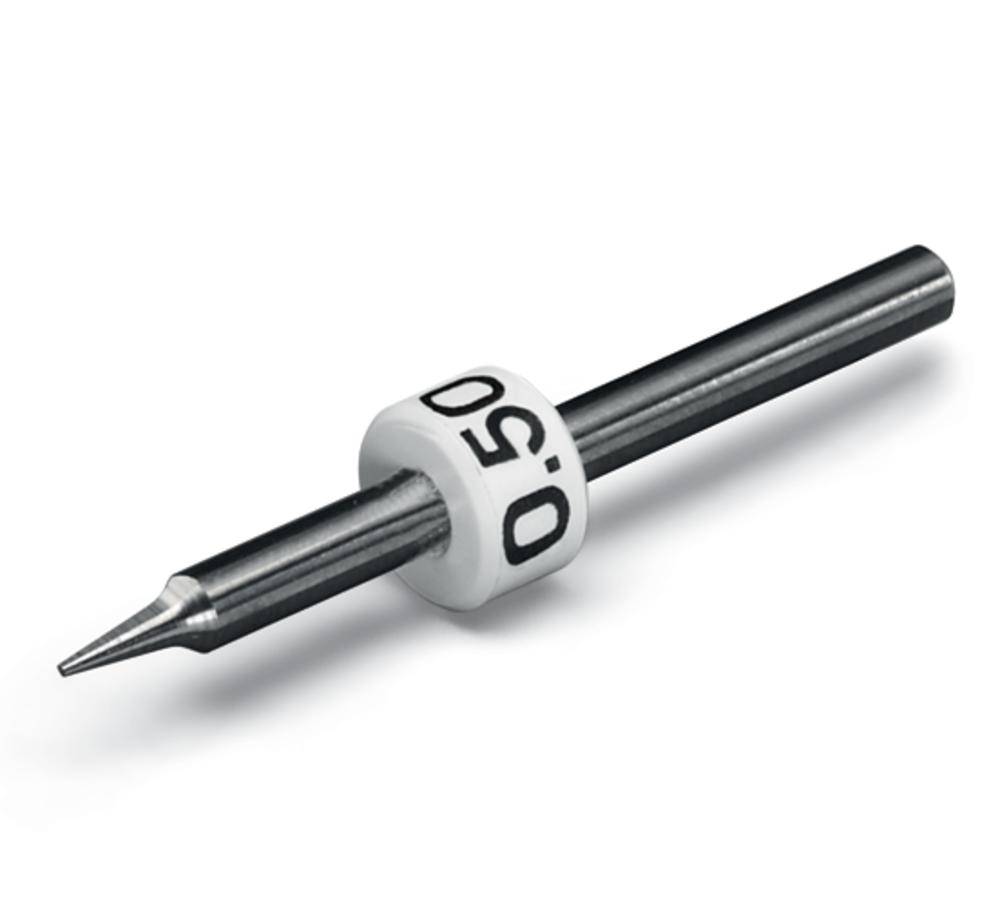 Ein silberfarbener Metallstift mit einer feinen Spitze, umgeben von einem weißen Ring mit der Aufschrift '0.5D'.