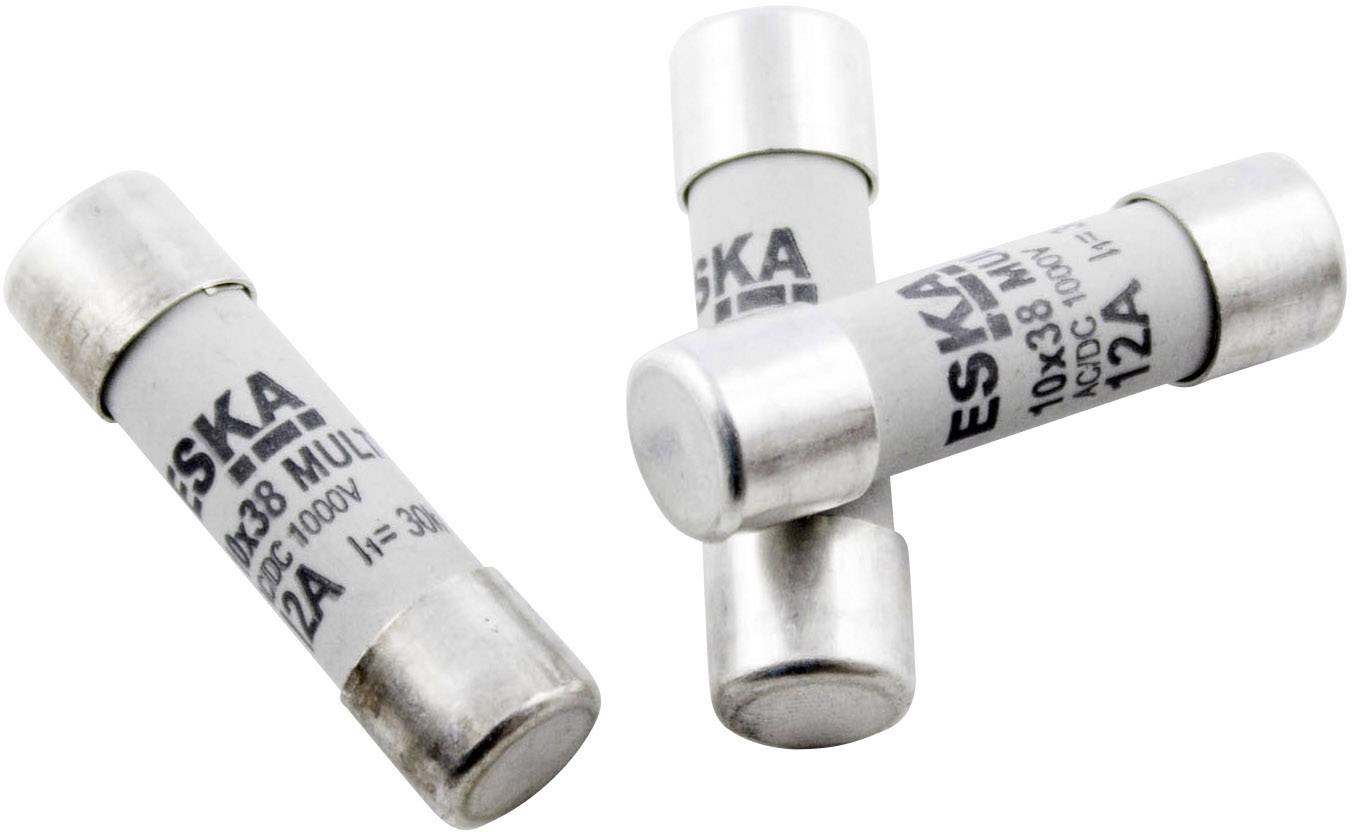 Drei zylinderförmige Sicherungen mit Metallkappen, die nebeneinanderliegen. Auf einer ist '10x38' und '1000V' zu erkennen.