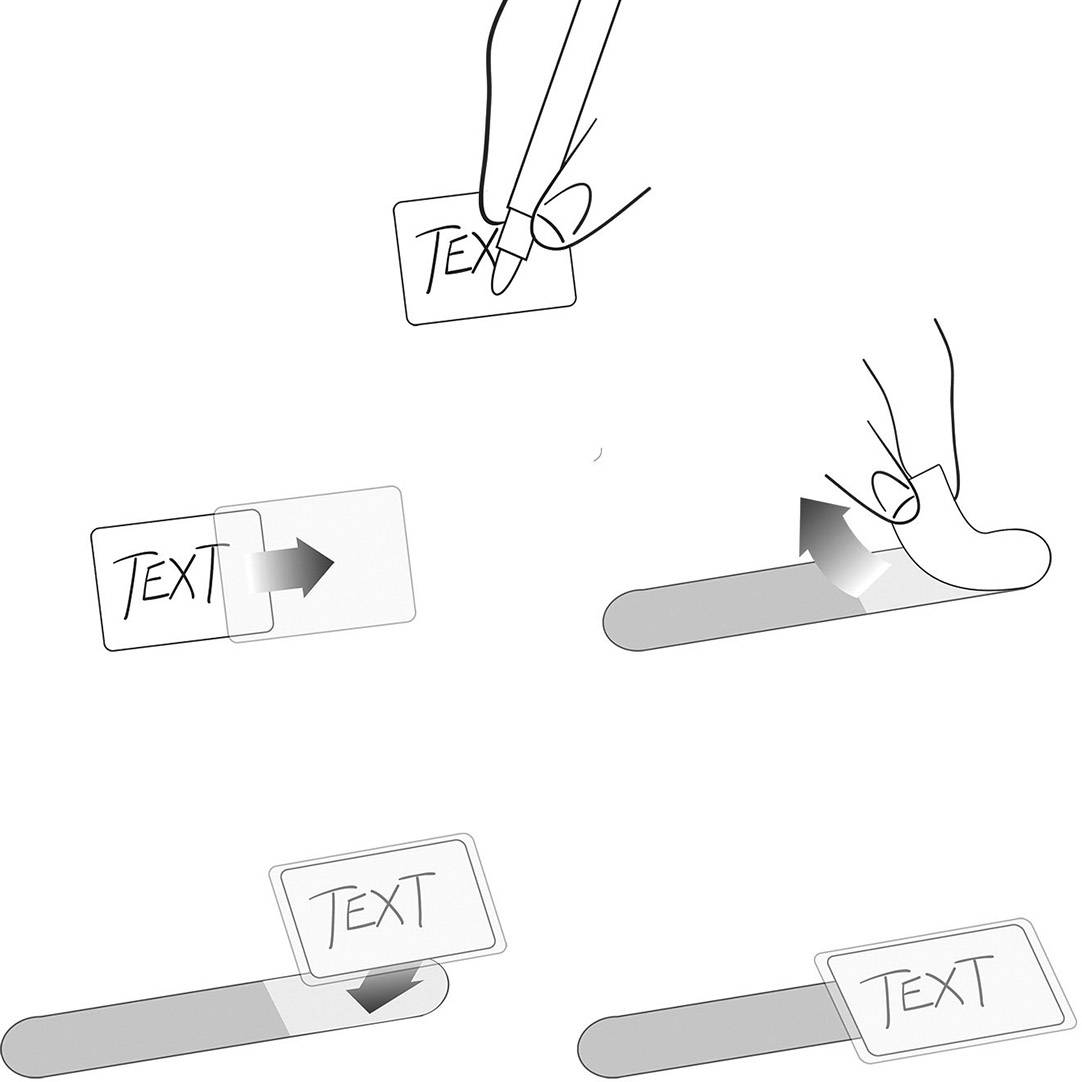 Eine Hand entfernt einen Klebestreifen mit der Aufschrift 'TEXT' von einem von links nach rechts gerichteten Pfeil und legt ihn auf einen grauen Streifen.