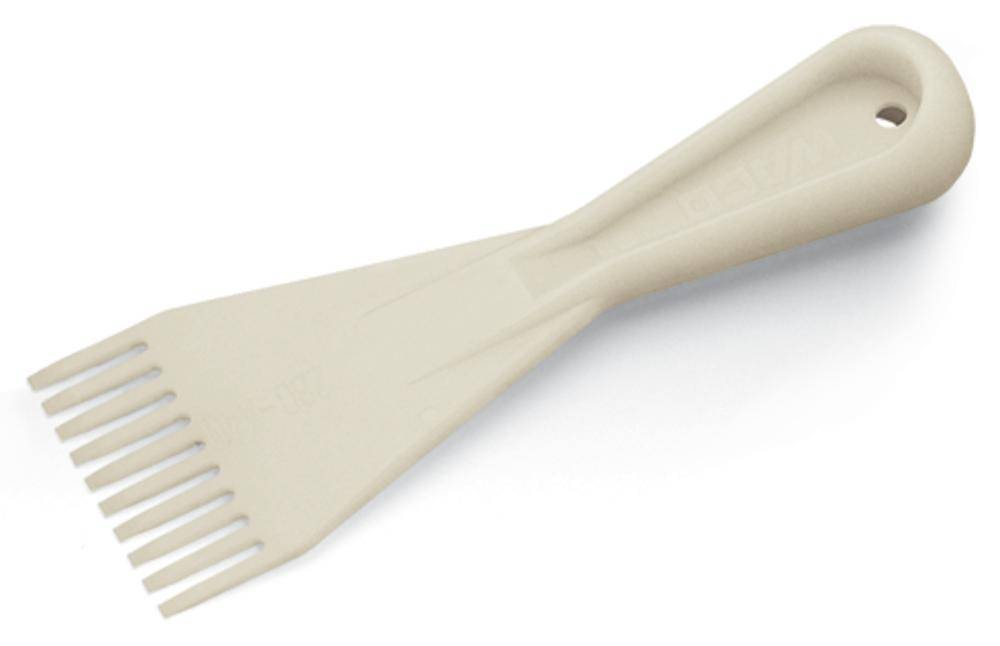 Cremefarbener Kamm mit langem Griff, ideal zum Formen oder Stylen von Haarprodukten wie Farbe oder Gel.