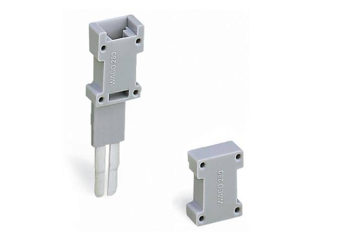 Zwei graue elektrische Stecker, einer davon mit Kabeln.