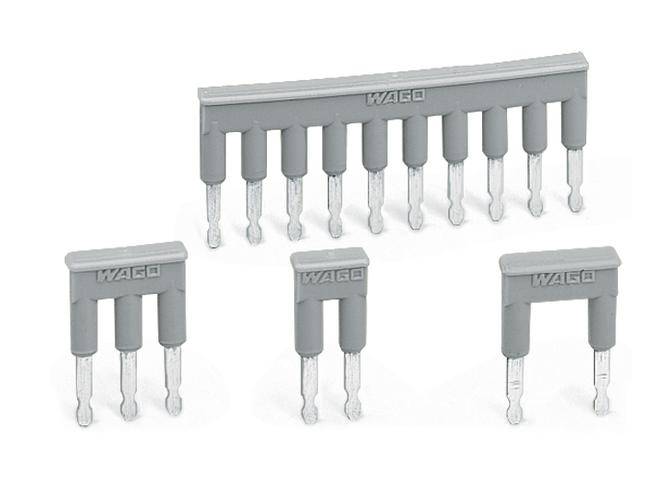 Graue Steckbrücken von WAGO in verschiedenen Größen, eingesetzt zur elektrischen Verbindung von Klemmen in Reiheninstallationen.