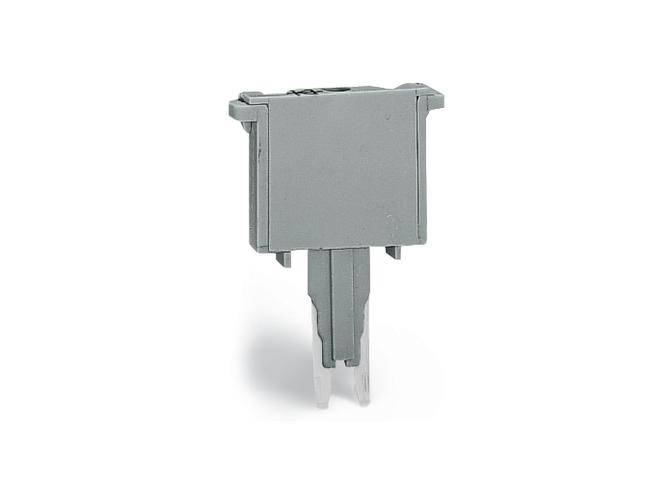 Grauer, rechteckiger Elektro-Steckverbinder mit zwei hervorstehenden Metallstiften, vor weißem Hintergrund.