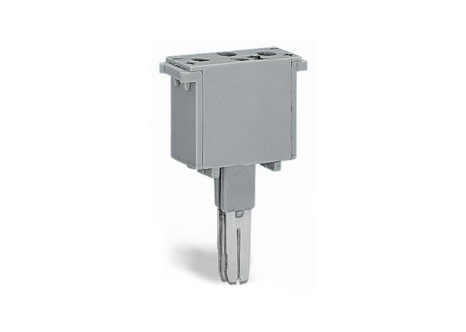 Ein grauer, rechteckiger Elektrostecker mit zwei Metallklemmen für die elektronische Verbindung.