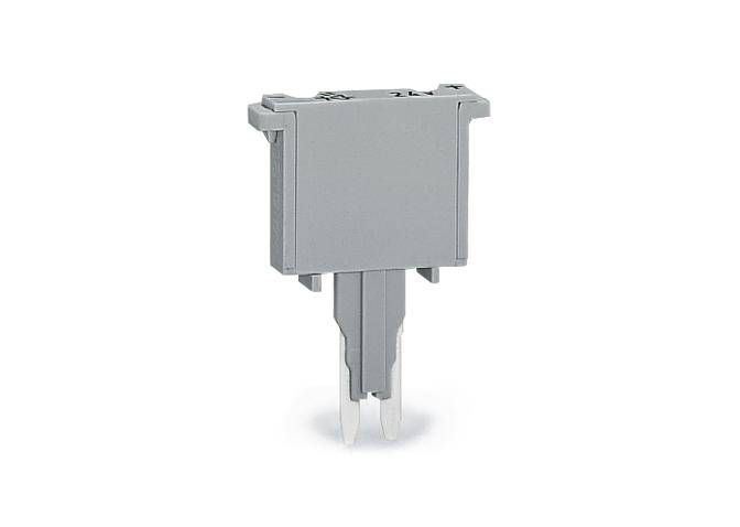 Ein grauer DIN-Trennblock, geeignet für elektrische Installationen, zeigt zwei Anschlussklemmen auf der Unterseite.