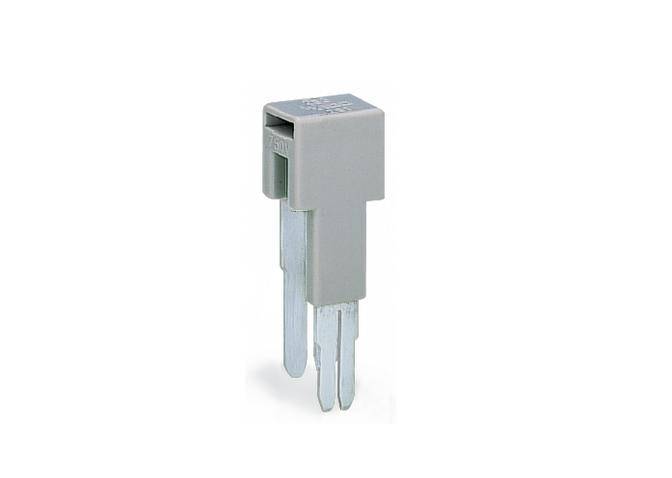 Ein graues Flachstecksicherungsgehäuse mit zwei Metallstiften, häufig in Elektronik oder Automobilen verwendet.