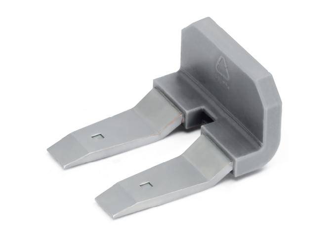 Ein silberfarbenes, zweizinkiges Metallwerkzeug mit grauem Kunststoffgriff, verwendet zum Anheben oder Fixieren von Gegenständen.