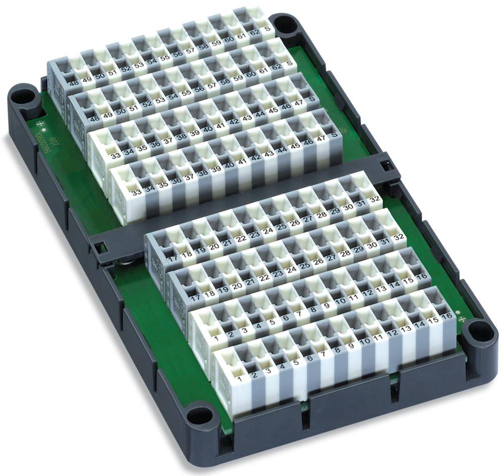 Elektronikverteilerplatine mit mehreren Klemmenblöcken zur Kabelverbindung, auf einer rechteckigen Halterung installiert.