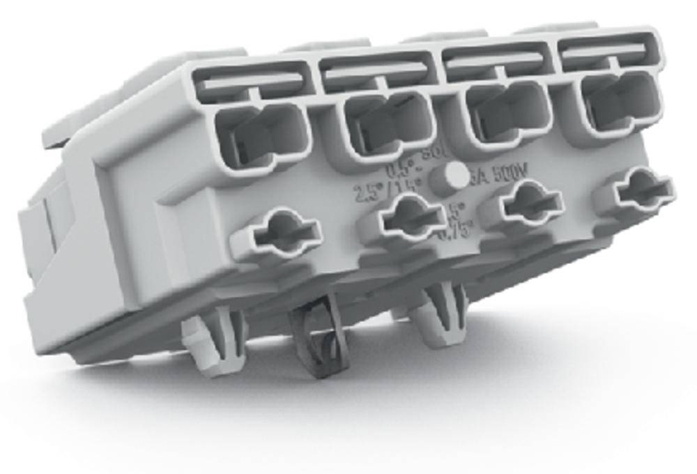 Ein weißer elektrischer Stecker mit fünf Steckplätzen und Aufschrift '250 V~ 6 A 300 V'.