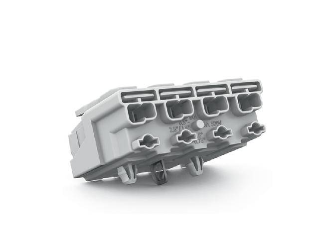Ein weißer Elektronikstecker mit fünf Slots.