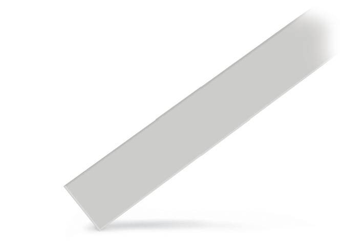 Ein langes, graues Rechteck ist diagonal von links unten nach rechts oben angeordnet. Der Hintergrund ist weiß und unscharf.