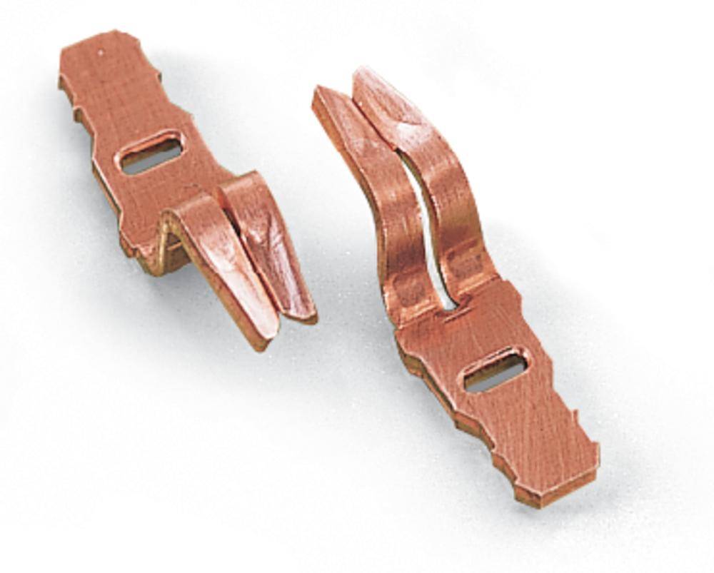 Zwei kupferfarbene Metallkontakte mit je zwei gebogenen Laschen und rechteckigen Öffnungen, verwendet zur elektrischen Verbindung.