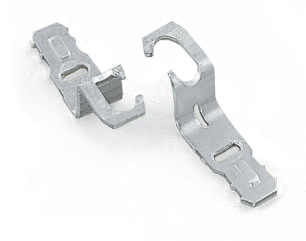 Zwei silberne Metallklammern mit unterschiedlicher Form auf weißem Hintergrund, möglicherweise Bauteile für mechanische Verbindungen.