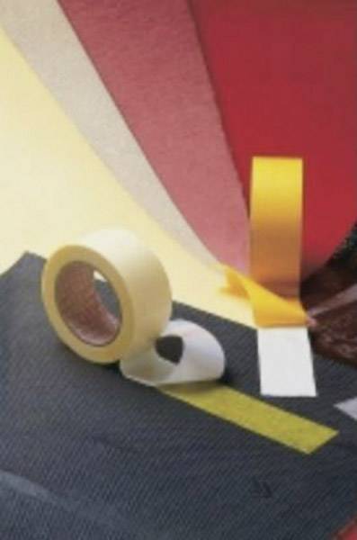 Eine Rolle Klebeband liegt auf einem dunklen Hintergrund, daneben gelbe und rote Stoffstreifen.