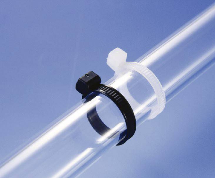 Transparenter Plastikschlauch mit zwei Kabelbindern, einem schwarzen und einem weißen, die ihn umschließen, vor blauem Hintergrund.