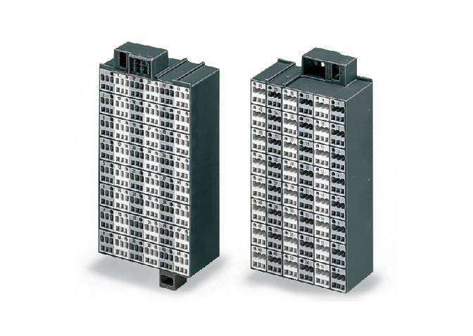 Zwei schwarze elektrische Klemmenblöcke mit mehreren Anschlüssen, die zur Verdrahtung in elektrischen Schaltschränken verwendet werden.