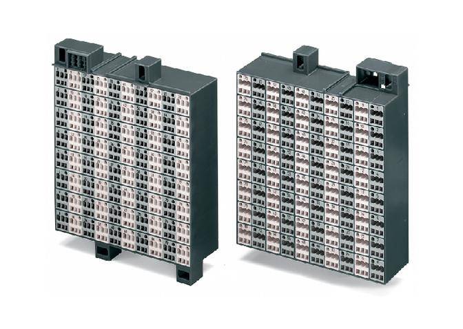 Zwei elektronische Komponenten mit mehreren Anschlüssen, darauf abgebildet in Reihe. Die Gehäuse sind rechteckig und grau.