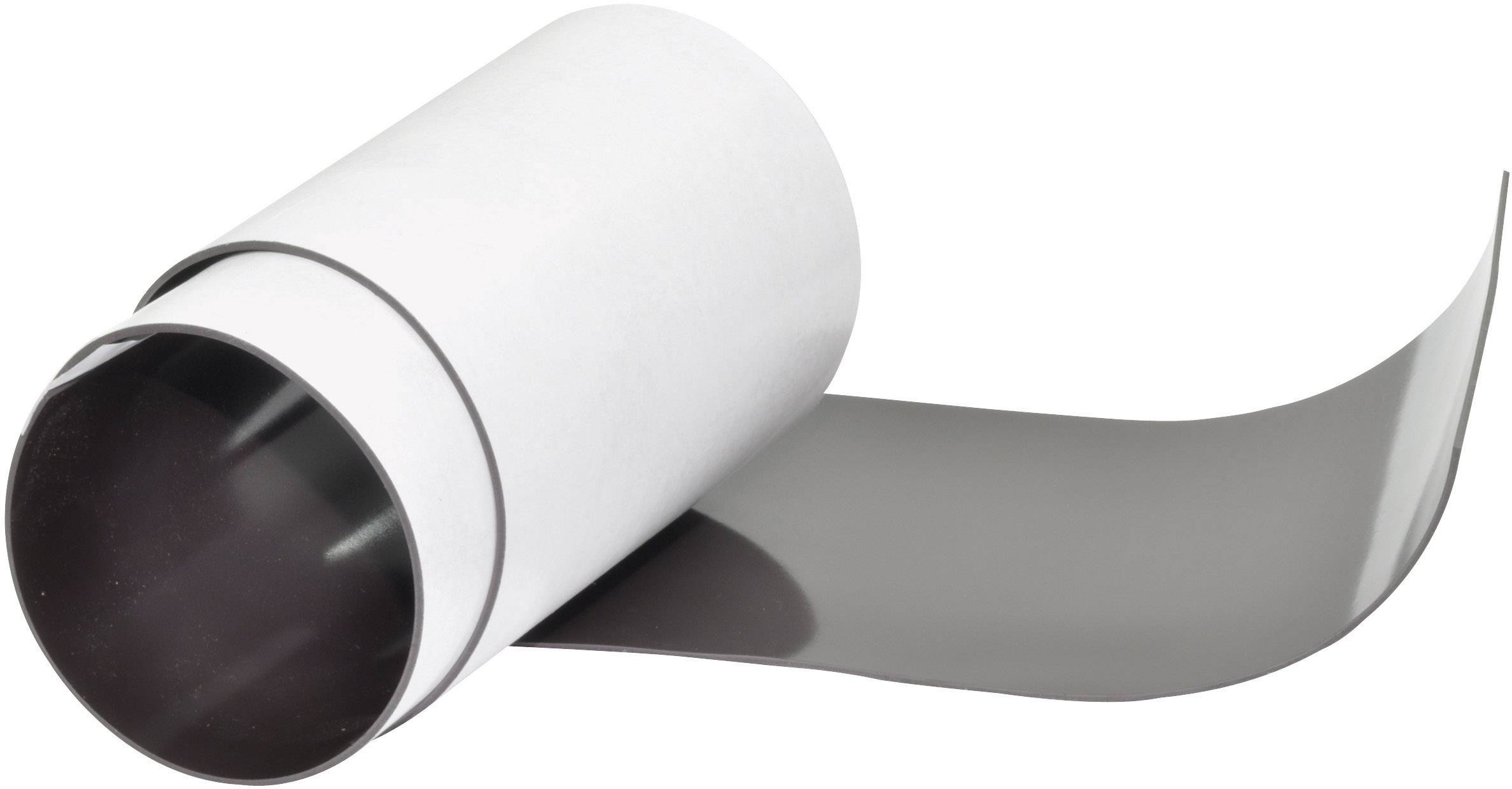 Eine Rolle mit dünnem, flexiblem Metallband, teilweise abgewickelt, auf weißem Hintergrund.